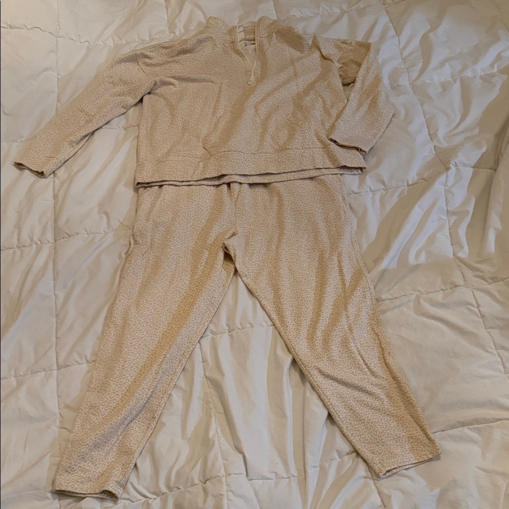 Vineyard Vines tan leopard print loungewear set